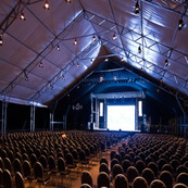 Como Personalizar Sua Tenda Piramidal para um Evento Temático