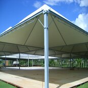 Os Melhores Modelos de Tenda Piramidal para Eventos ao Ar Livre