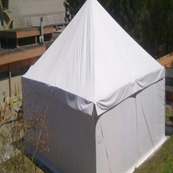 Tenda piramidal com lona blackout vs. cristal: Qual escolher para seu evento