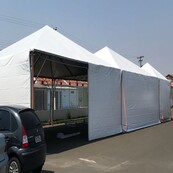 Tenda piramidal com lona blackout vs. cristal: Qual escolher para seu evento