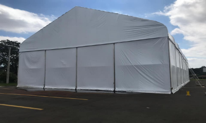 Vantagens de investir em uma cobertura de lona para proteção e conforto